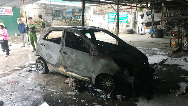 Thanh Hóa: Ô tô cháy rụi trong bãi đỗ xe