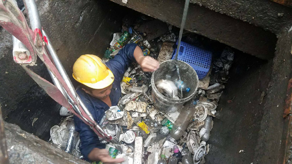 Cống bị tắc, siêu máy bơm bất lực giải cứu 'rốn ngập' Sài Gòn