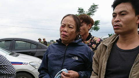 Hà Nội: 2 tên cướp giằng túi, người phụ nữ ngã lăn ra đường