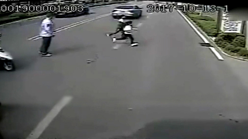 20 giây dừng xe, hành động của tài xế xe buýt gây xúc động