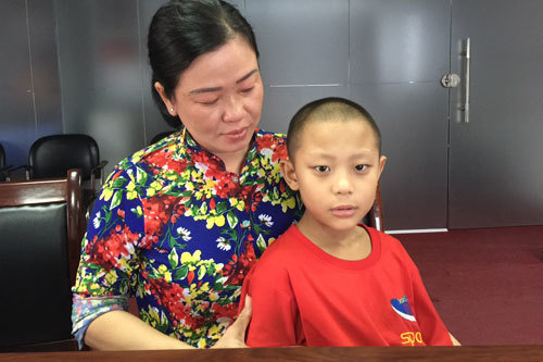 Mẹ nghèo khóc thầm khi con thơ thèm khỏi bệnh