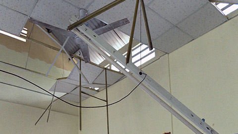 Đang trong lớp, trần nhà rơi trúng đầu khiến 9 học sinh nhập viện