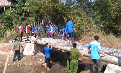 Thanh niên, sinh viên xây cầu, đắp đường cho làng quê