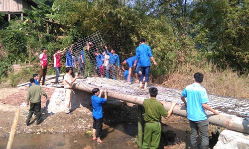 Thanh niên, sinh viên xây cầu, đắp đường cho làng quê