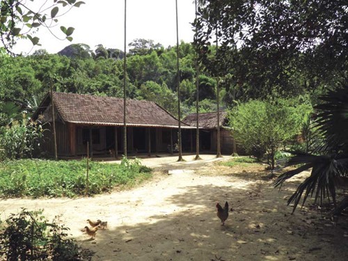 Ngắm nhà miền hoang sơn thảo dã