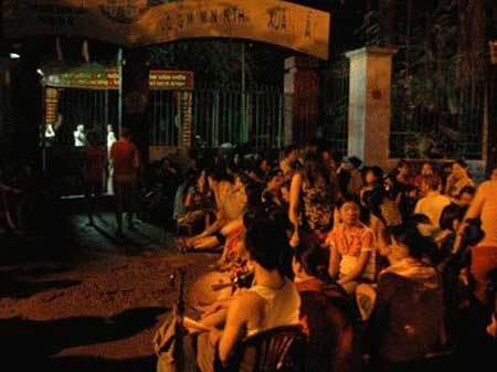 Hà Nội cam kết hết cảnh trắng đêm xin học cho con