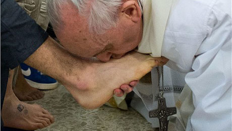 Giáo hoàng Francis rửa chân nữ tù nhân Hồi giáo