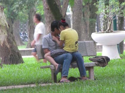 'Bệnh' sex nồng nhiệt trước đám đông