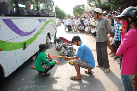 Vợ trẻ ngất lịm bên xác chồng bị xe khách đâm
