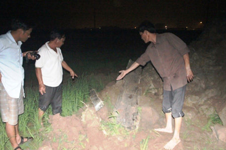 Hàng trăm người dân bức xúc vì bị đào trộm mộ trong đêm