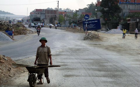 Thi công đường ngổn ngang, mặc giao thông 'quàng xiên'