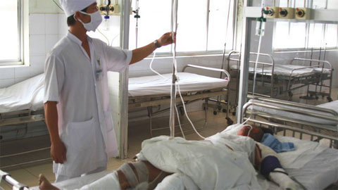 Chồng tưới 5 lít xăng đốt vợ đang tắm