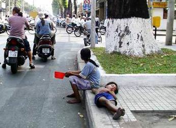 Dùng trẻ em dàn cảnh lừa tiền…trên phố Sài Gòn