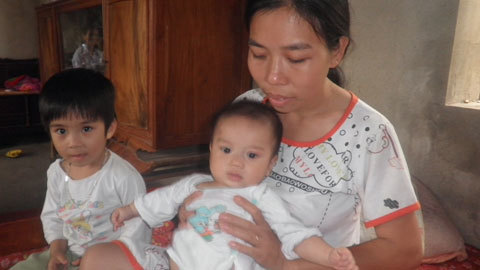 Bà ung thư bế cháu bệnh tim bẩm sinh