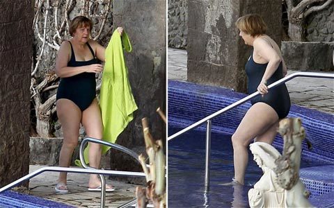 Thủ tướng Đức bị chộp cảnh mặc bikini