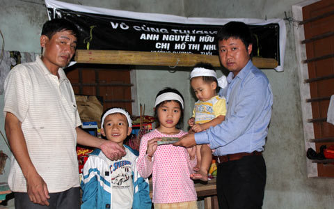 VietNamNet trao 40,7 triệu đồng đến 3 cháu mồ côi ở Hà Tĩnh