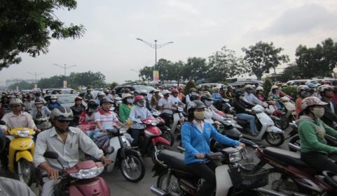 Váy xưa và xe không chính chủ nay