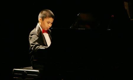 Chuyện cảm động về tài năng piano 13 tuổi