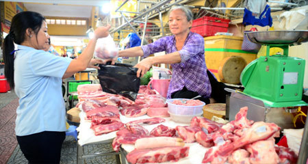 Ế ẩm, tiểu thương không dám đua theo giá  xăng