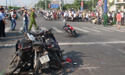 Mất phanh, xe đầu kéo đâm liên hoàn giữa ngã tư