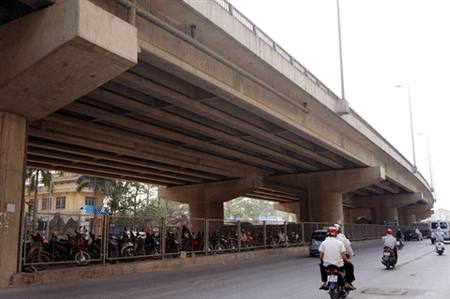 Bãi đỗ xe gầm cầu: Bộ muốn dẹp, Sở muốn giữ