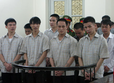 Hai nhóm côn đồ dàn trận, nổ súng ‘rửa hận’