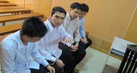 Ghen cuồng, cầm mã tấu xông vào xưởng may truy sát