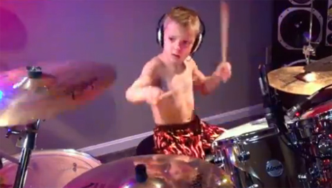 Ngả mũ trước tay trống 6 tuổi