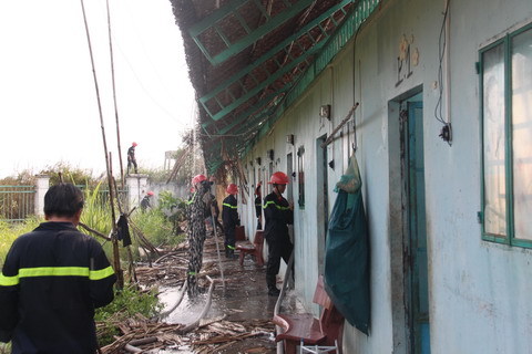 Cháy rụi 11 phòng trọ, người nghèo trắng tay