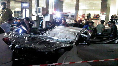 Nhầm phanh thành ga, lao xe từ tầng 4 xuống