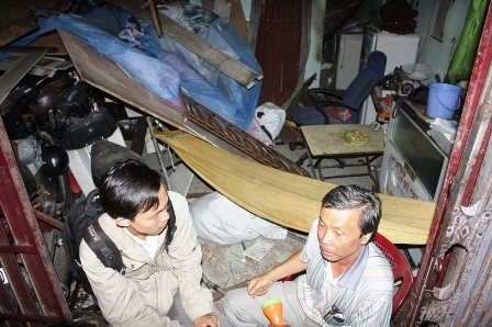 Bịt mặt lái máy xúc húc sập nhà dân