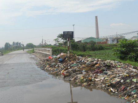 Rác tràn ngập dưới chân Cầu Guột