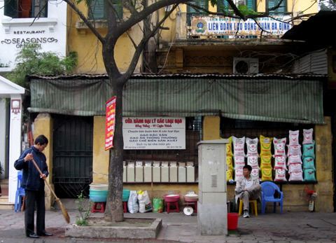 Những cửa hàng treo tường độc đáo nhất Hà thành