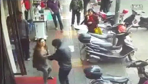 No đòn vì giật túi của bà bầu giữa phố