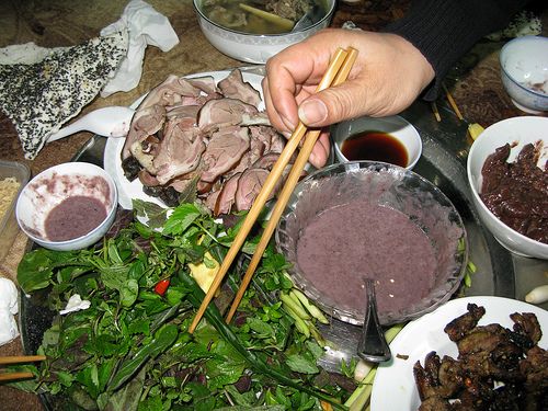 Thịt chó, tiết canh, và một cụm từ rất Tây