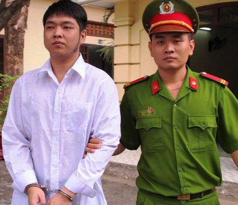 Vào khách sạn quan hệ tập thể, thiếu nữ bị cướp