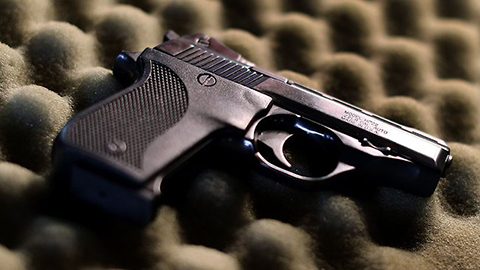 Bé 4 tuổi bắn bé 6 tuổi bằng súng trường