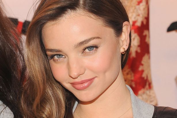 Thực hư chuyện siêu mẫu áo tắm bị cắt hợp đồng