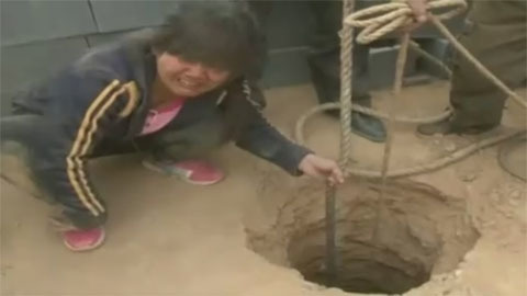 Xem giải cứu bé gái rơi xuống hố sâu 17m