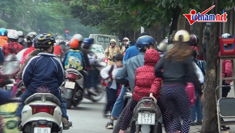 'Né' CSGT khi chở con đến trường không MBH