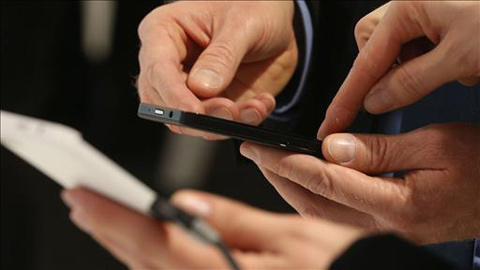 Apple bắt tay với Yahoo nhằm gạt bỏ Google