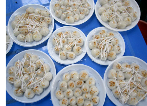 Vỉa hè Hà Nội rộn ràng tiệc bánh trôi, bánh chay