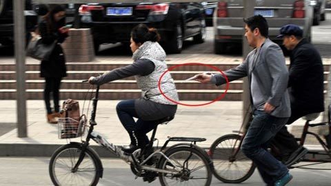 Xem dùng đũa móc di động trong tích tắc