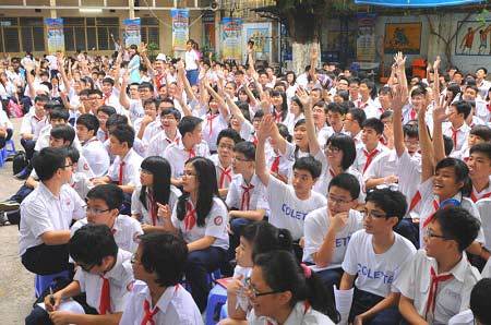 Khởi động cuộc thi “Cùng Petronas khám phá thế giới” 2013