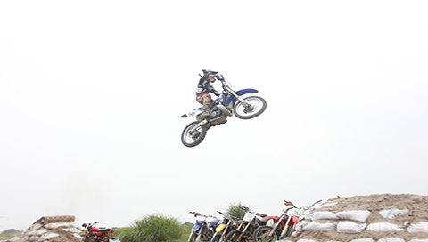 Thót tim xem biểu diễn môtô mạo hiểm giữa sông Hồng
