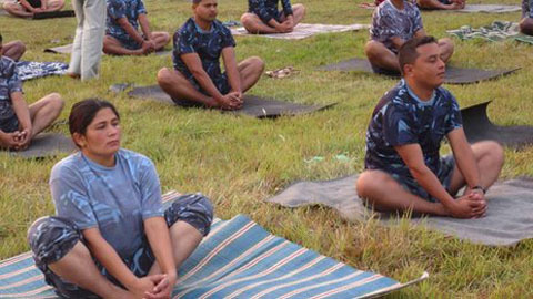 Cảnh sát tập yoga để giảm béo