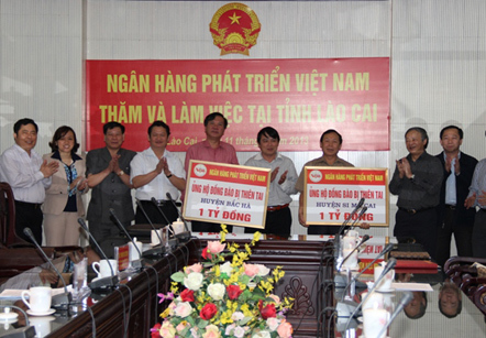 Ngân hàng Phát triển Việt Nam trao tiền cho 3 huyện thiệt hại nặng vì mưa đá