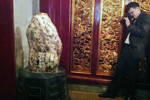 'Hòn đá lạ' ở Đền Hùng gây xôn xao