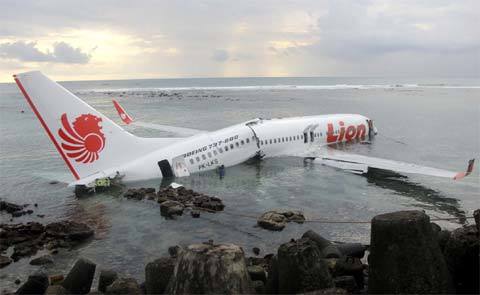 Cảnh máy bay lao xuống biển gãy đôi ở Indonesia