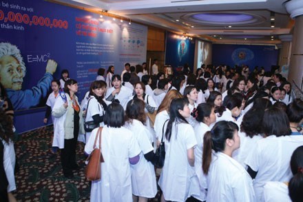 2.000 USD thuê bác sĩ đi… quảng cáo sữa